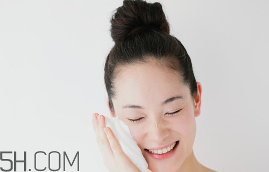 用沐浴露能卸妝嗎？肥皂洗臉能卸妝嗎？