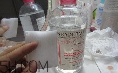 紋眼線后化妝了怎么卸妝？化妝棉和卸妝棉用法