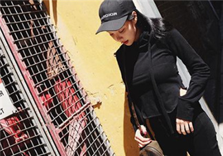 黑色衣服掉色屬于質(zhì)量問(wèn)題嗎？黑色衣服掉色嚴(yán)重怎么辦？