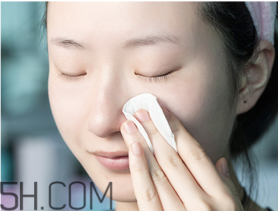 化妝棉卸妝時(shí)候要打濕嗎？使用化妝棉卸妝要注意什么？