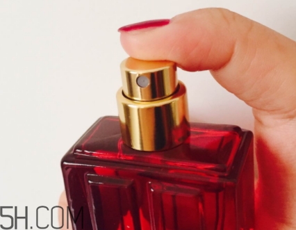 伊麗莎白雅頓紅門香水適合什么年齡？