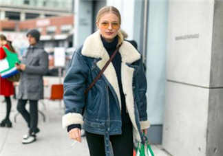 羊羔絨牛仔外套怎么搭配？羊羔絨牛仔外套搭配女