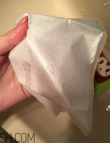 詩婷露雅哪款面膜補水好？哪款適合輕齡?。?></p><h3>詩婷露雅面膜怎么樣</h3><p>外觀的顏值到位了，但面膜紙有點小Lo。面膜紙不是那種軟軟的特別服帖的那種，做完面膜以后精華還是蠻多的吸收挺好的！我的皮膚不屬于敏感類型的！還是用慣了那種蠶絲面膜紙，比較服帖我的臉！美眉們可以根據(jù)自己的感覺來購買這款產(chǎn)品，畢竟我只是在表達我自己的真實感受。么么噠～每盒面膜后邊都會貼有一個合格的小標(biāo)簽，不會存在二次銷售的現(xiàn)象還會貼有一個正品的查詢碼，生產(chǎn)日期也是最新的，這個可以放心使用盒子很有設(shè)計感，少女心爆棚看外觀顏值還是蠻不錯滴，很可愛設(shè)計感很強無論是外殼還是單片面膜都沒的說打開后有淡淡的水果的香味不難聞，也沒有刺鼻的化學(xué)物品的味道精華還是蠻多的！多余的可以摸到脖子跟胳膊上。但是不得不說這個面膜紙真心剪裁不到位。</p><p style=