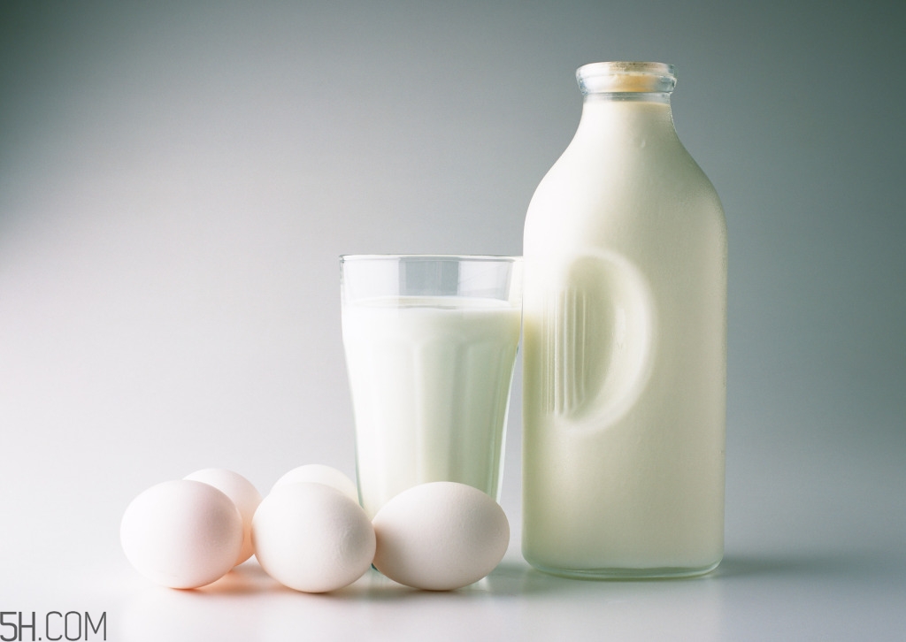 女性月經(jīng)初潮可以吃些什么？女性月經(jīng)初潮不可以吃些什么？