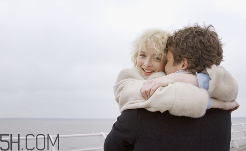 女孩月經(jīng)初潮可不可以喝紅糖水？女孩月經(jīng)初潮媽媽應該怎么做？