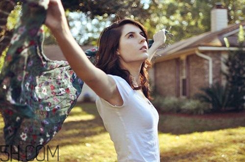 月經(jīng)初潮用什么衛(wèi)生巾比較好？月經(jīng)初潮出血量少正常嗎？