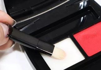 香奈兒雙色唇膏盤色號(hào)試色 香奈兒2018雙色唇膏盤多少錢？