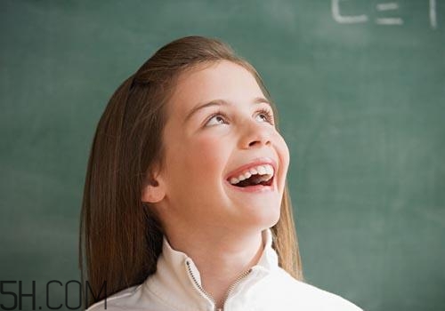 女孩月經(jīng)初潮量多量少正常嗎？月經(jīng)初潮一般幾天干凈？