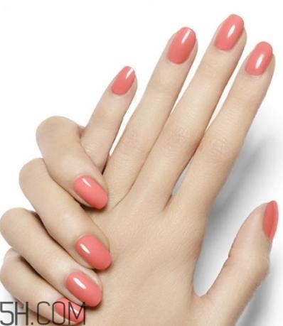 冬天涂什么指甲油好看？手黑涂什么指甲油好看？