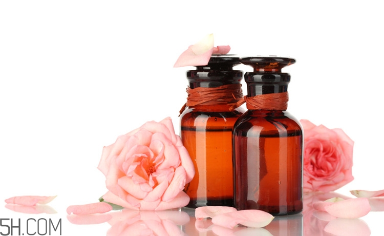 玫瑰精油能泡腳嗎？玫瑰精油的使用方法有哪些？