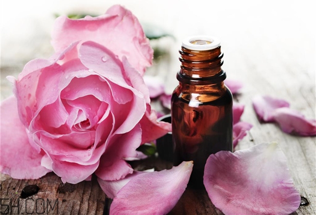 玫瑰精油能泡腳嗎？玫瑰精油的使用方法有哪些？
