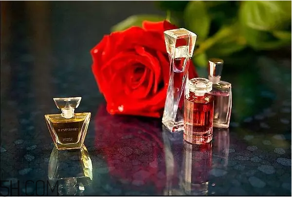 玫瑰精油怎么用？玫瑰精油可以直接涂在臉上嗎？