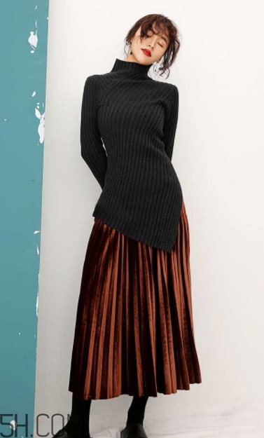 金絲絨百褶裙搭配什么上衣？