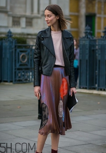 金絲絨百褶裙搭配什么上衣？