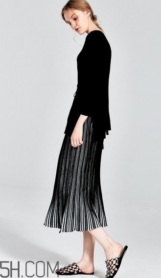 金絲絨百褶裙搭配什么上衣？