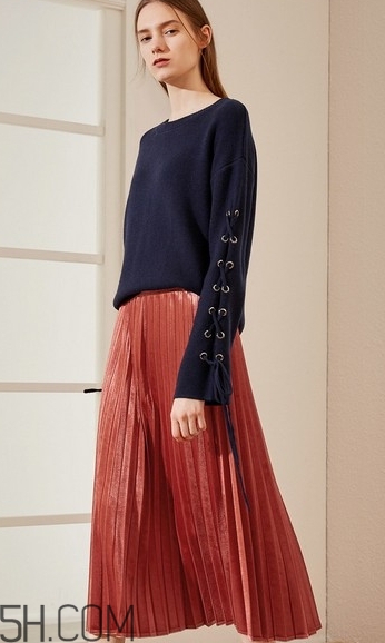 金絲絨百褶裙搭配什么上衣？