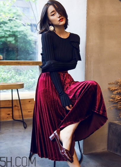 金絲絨百褶裙搭配什么上衣？