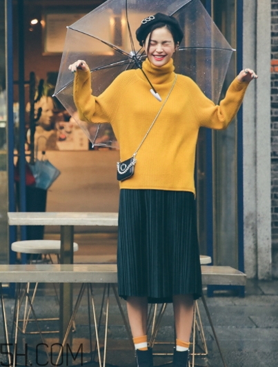 金絲絨百褶裙搭配什么上衣？