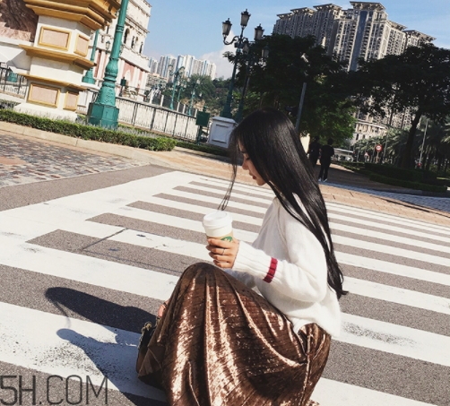 金絲絨百褶裙搭配什么上衣？