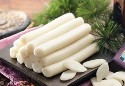 年糕長霉點(diǎn)還能吃嗎 年糕發(fā)霉了應(yīng)怎么處理 年糕長霉點(diǎn)還能吃嗎 年糕發(fā)霉了應(yīng)怎么處理