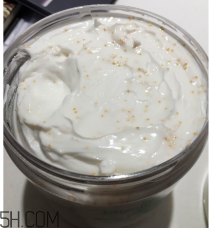 雅頓綠茶蜜滴舒體霜油不油？粘被子嗎？