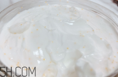 雅頓綠茶蜜滴舒體霜油不油？粘被子嗎？