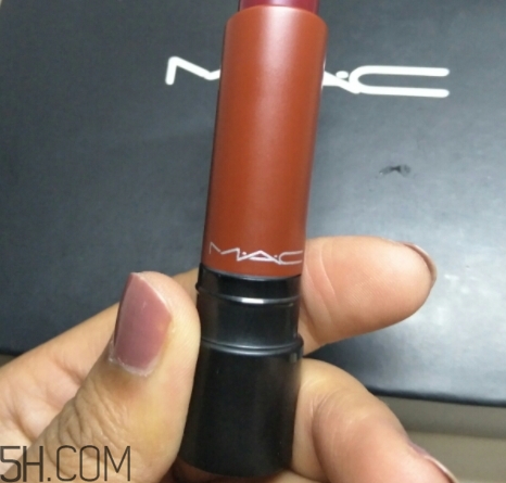 魅可和雅詩蘭黛哪個(gè)好？mac和雅詩蘭黛口紅對比