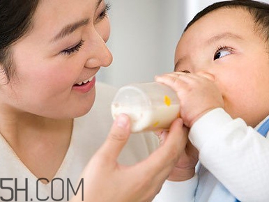 斷奶應(yīng)該是怎樣的一個過程？斷奶的過程中要注意哪些問題？