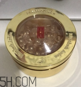 伊麗莎白雅頓眼部精華液油不油？長脂肪粒嗎？