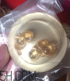 伊麗莎白雅頓眼部精華液油不油？長脂肪粒嗎？