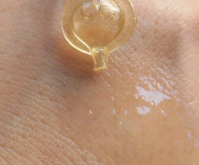 伊麗莎白雅頓眼部精華液油不油？長脂肪粒嗎？