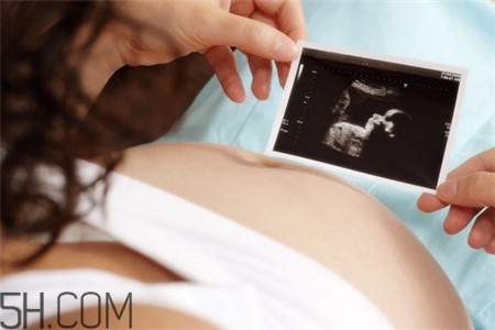 胎兒缺氧胎心會正常嗎？胎兒缺氧還會打嗝嗎？