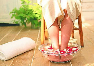 檸檬精油可以泡腳嗎？檸檬精油泡腳的好處有哪些？