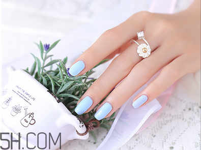 冬天涂什么指甲油好看？手黑涂什么指甲油好看？