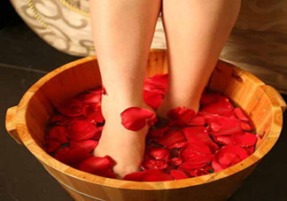 玫瑰精油能泡腳嗎？玫瑰精油的使用方法有哪些？
