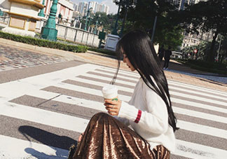 金絲絨百褶裙搭配什么上衣？