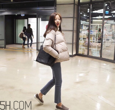羽絨服怎么穿不顯胖？冬季好看的女裝羽絨服時(shí)尚搭配