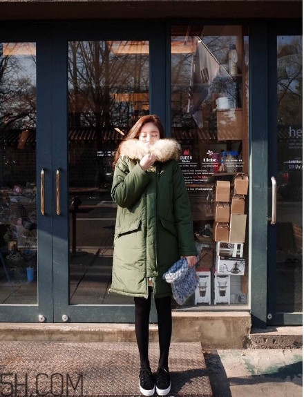 羽絨服怎么穿不顯胖？冬季好看的女裝羽絨服時(shí)尚搭配