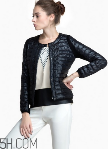 女裝羽絨服怎么保養(yǎng)？輕薄羽絨服怎么搭配？