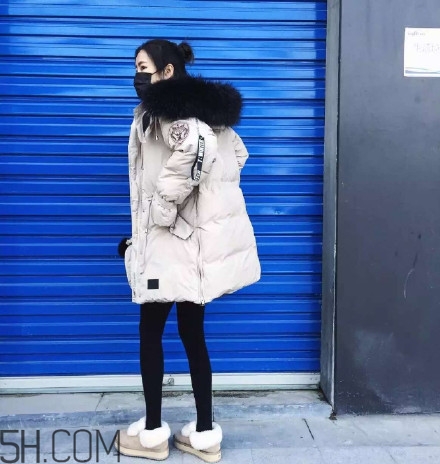 羽絨服怎么穿不顯胖？冬季好看的女裝羽絨服時(shí)尚搭配