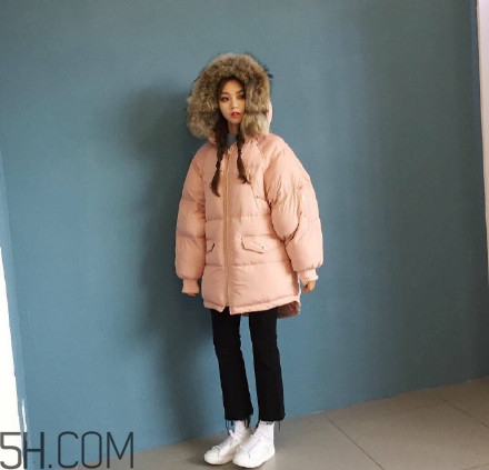 羽絨服怎么穿不顯胖？冬季好看的女裝羽絨服時(shí)尚搭配