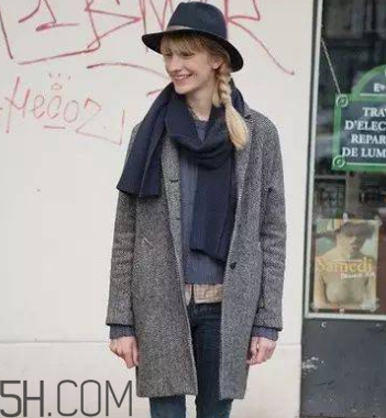 圍巾與大衣怎么搭配？灰色圍巾怎么搭配？