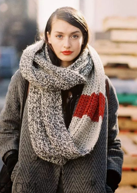 圍巾與大衣怎么搭配？灰色圍巾怎么搭配？