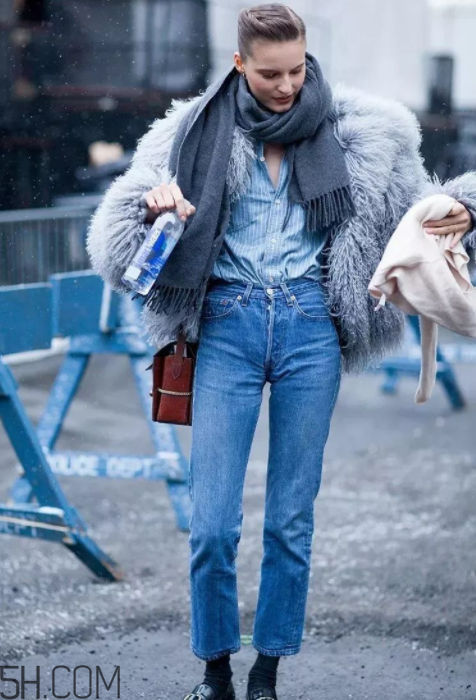 圍巾與大衣怎么搭配？灰色圍巾怎么搭配？