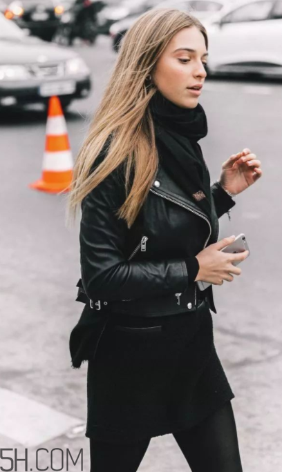 圍巾與大衣怎么搭配？灰色圍巾怎么搭配？