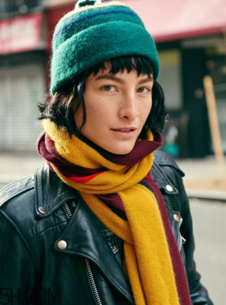 圍巾與大衣怎么搭配？灰色圍巾怎么搭配？