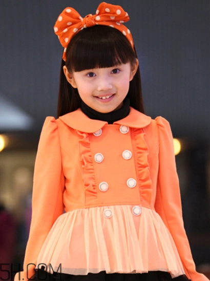 橘色衣服怎么搭配？橘色衣服搭配指南