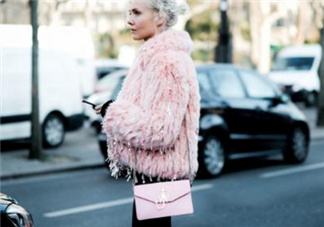 粉色包包配什么顏色衣服？粉色包包搭配服裝圖片