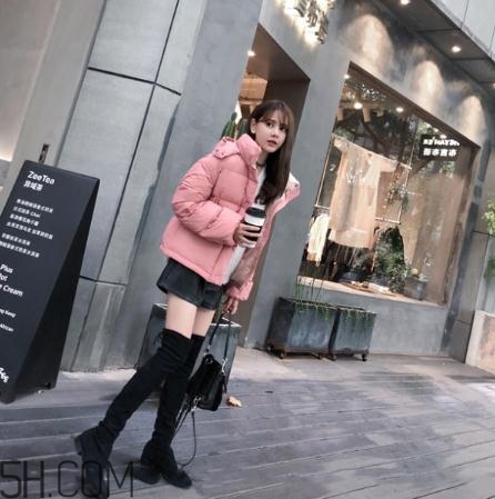 粉色羽絨服配什么鞋子？粉色羽絨服搭配鞋子圖片