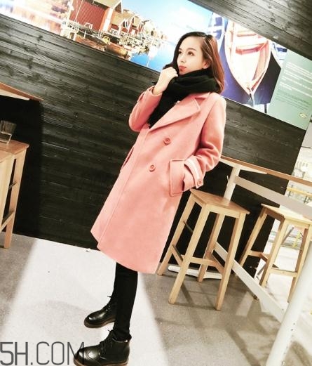 粉色大衣配什么顏色的圍巾？粉色大衣搭配圍巾圖片